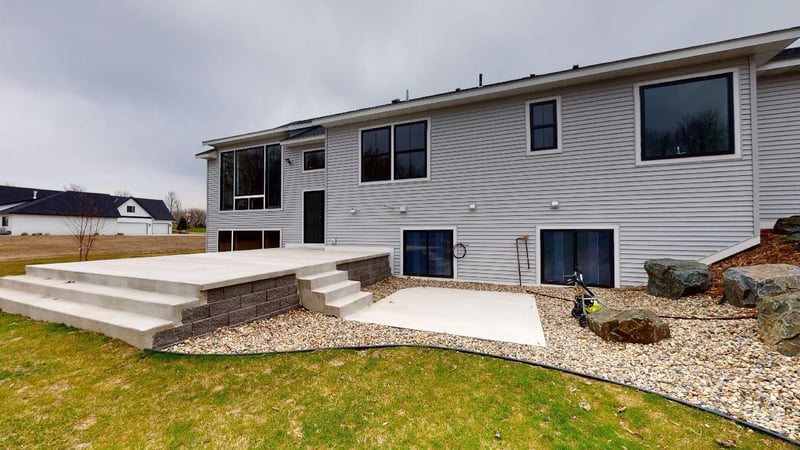 635 W River Dr, New London, MN 56273