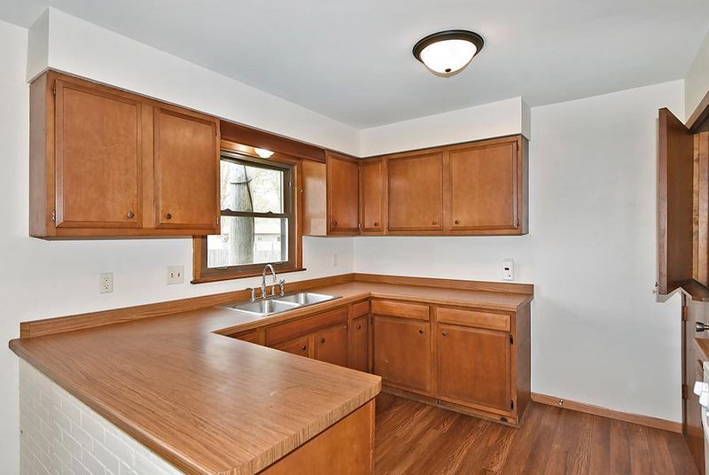 421 3rd St NW, New Richland, MN 56072