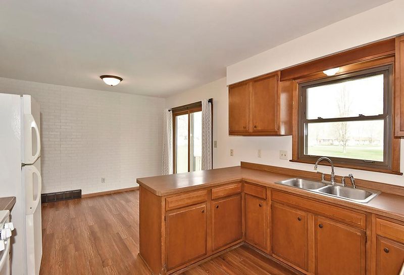 421 3rd St NW, New Richland, MN 56072