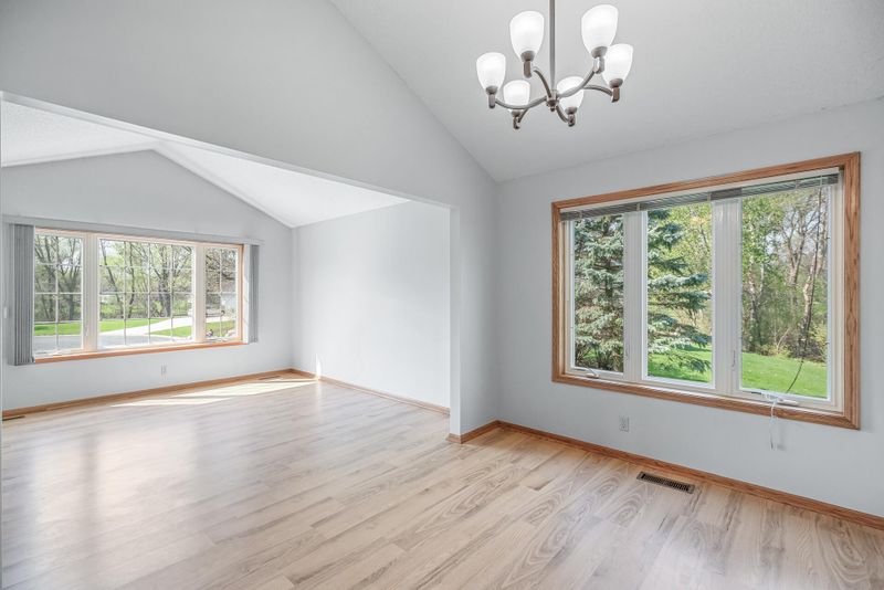 660 Greenhaven Pl, Vadnais Heights, MN 55127