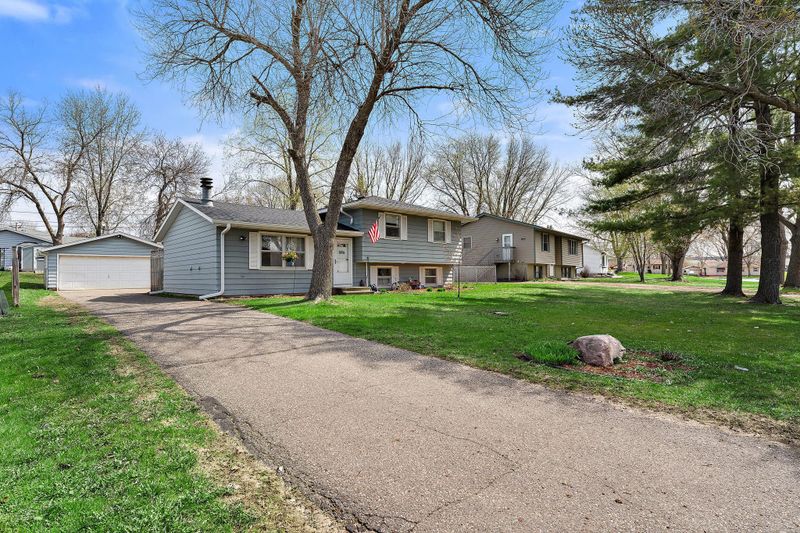 6868 6th St N, Oakdale, MN 55128