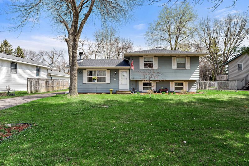 6868 6th St N, Oakdale, MN 55128
