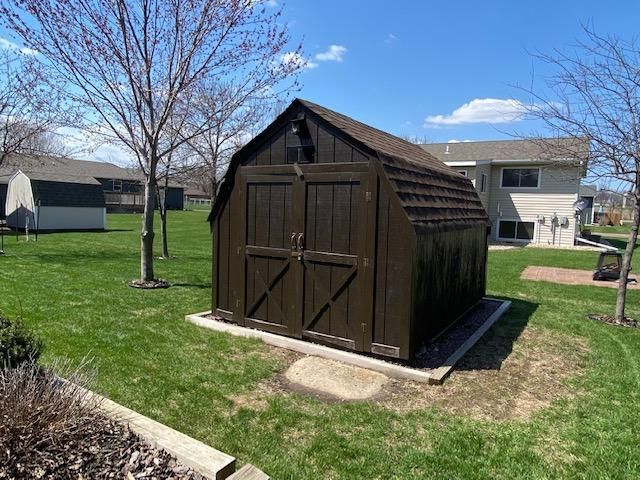 1860 Red Leaf Ct, Windom, MN 56101