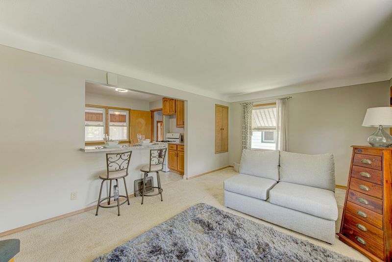 1889 Iowa Ave E, Saint Paul, MN 55119