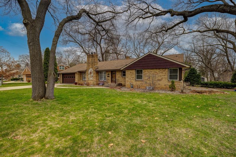 1686 Ridgewood Ln S, Roseville, MN 55113
