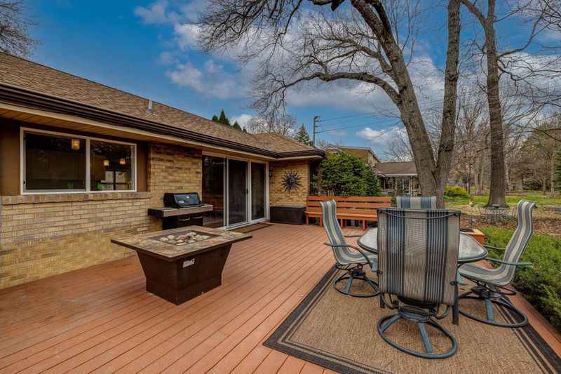 1686 Ridgewood Ln S, Roseville, MN 55113
