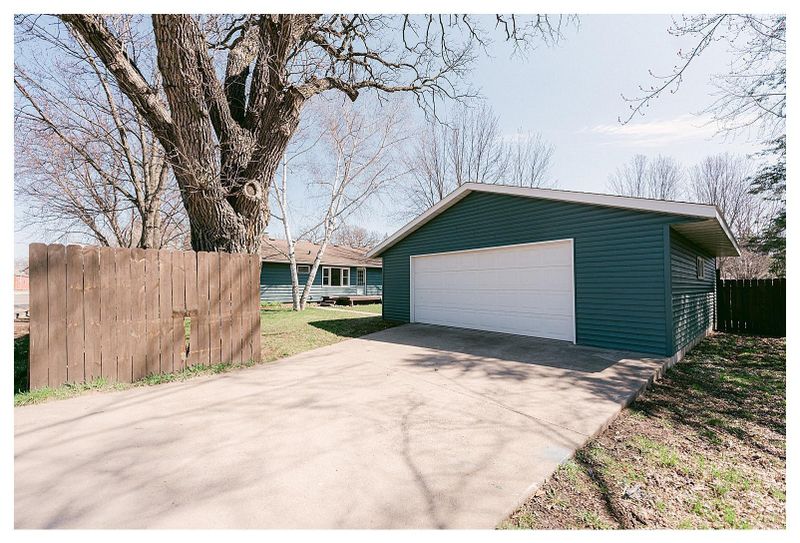 305 E Centre St, Royalton, MN 56373