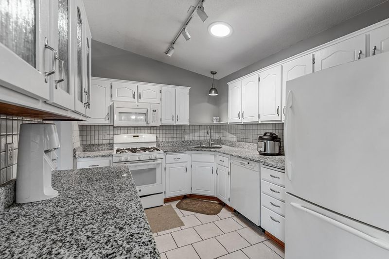 595 Donegal Cir, Shoreview, MN 55126