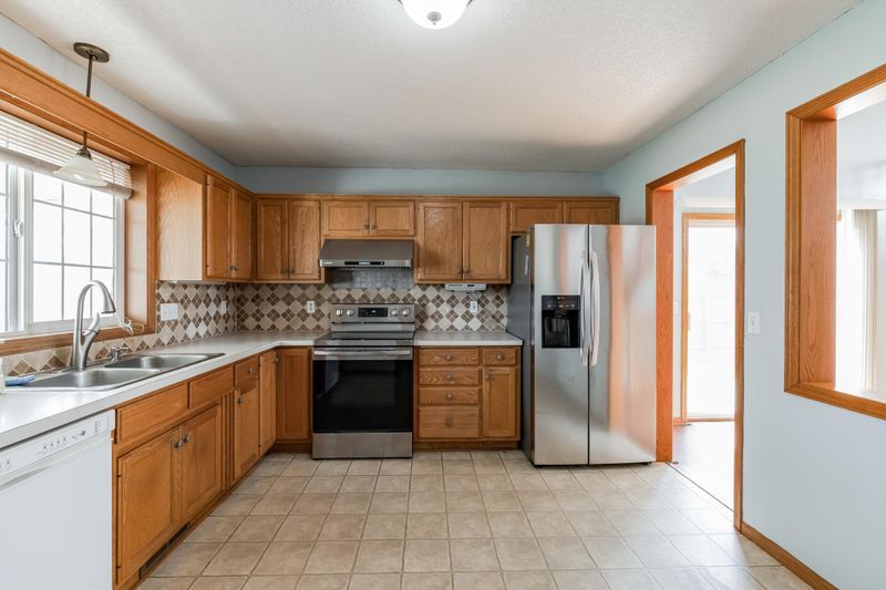 481 Hennes Ave, Shakopee, MN 55379