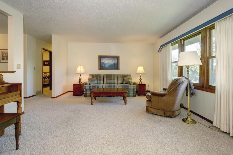 6083 Oak Cir, North Branch, MN 55056