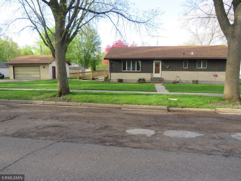 1314 15th St E, Glencoe, MN 55336
