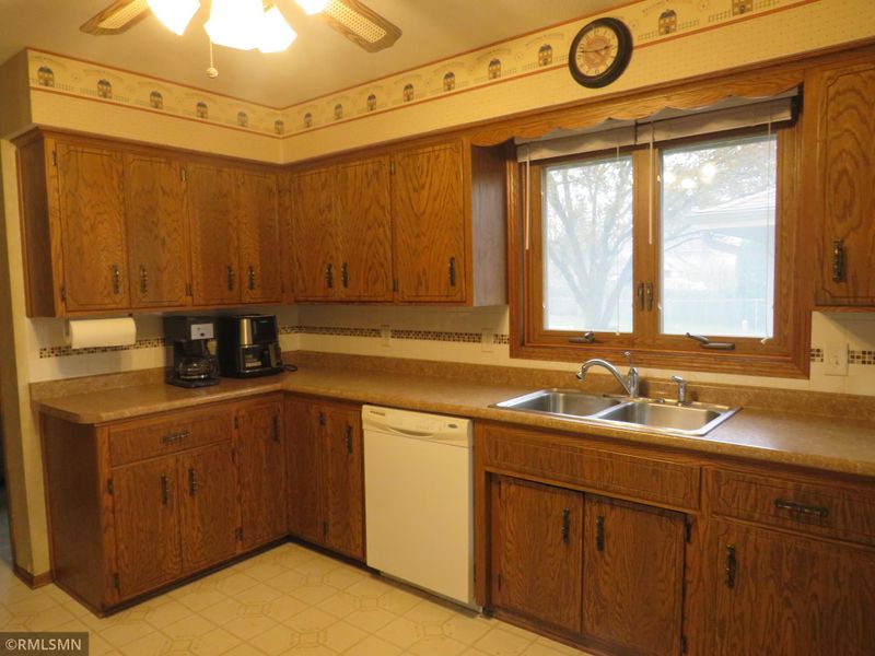 1314 15th St E, Glencoe, MN 55336
