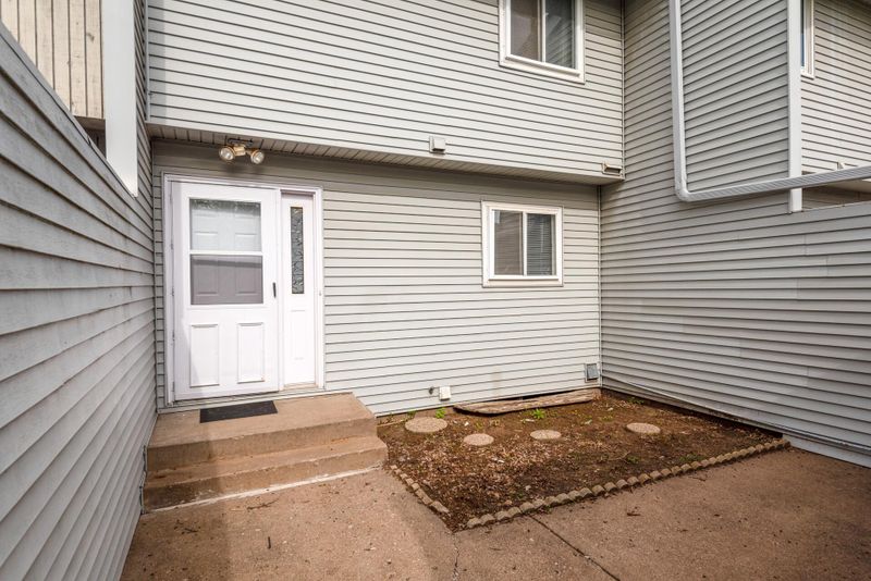 2724 Hawthorne Ave E, Maplewood, MN 55119