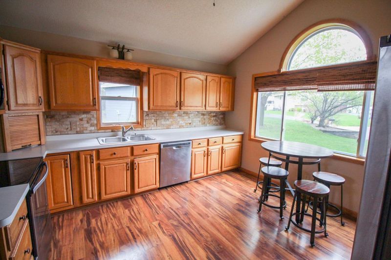 2226 Gentry Ave N, Oakdale, MN 55128