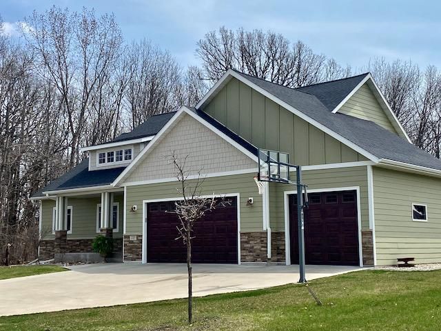 220 Oak Marsh Dr, Mankato, MN 56001