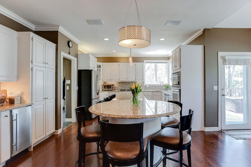 6520 Nez Perce Dr, Chanhassen, MN 55317