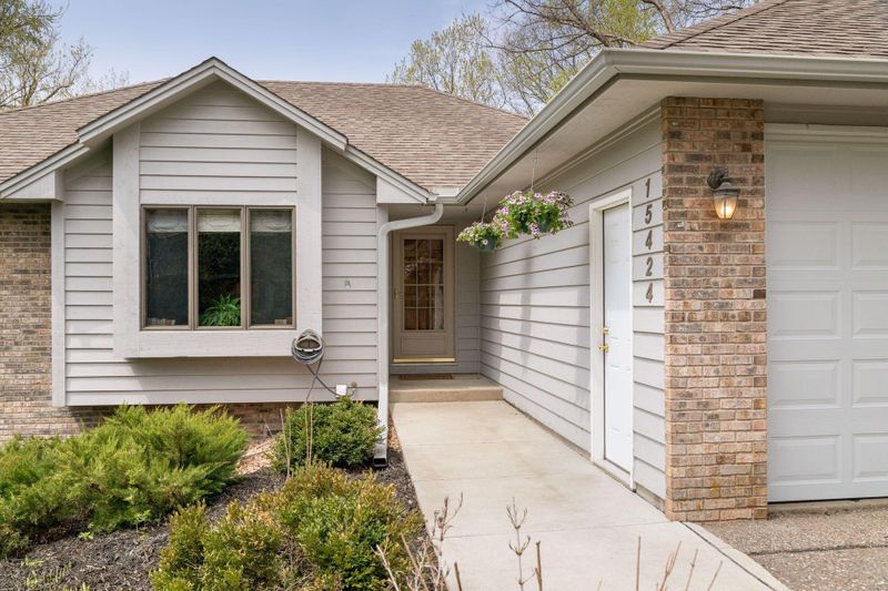 15424 Highwood Dr, Minnetonka, MN 55345