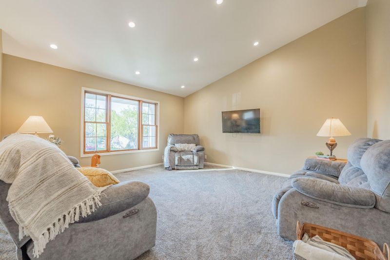 4233 Meadowwood Dr, Eau Claire, WI 54701