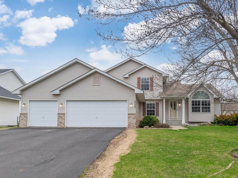 7725 Newbury Rd, Woodbury, MN 55125