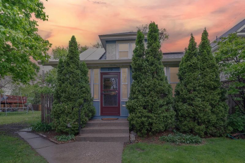 719 Queen Ave N, Minneapolis, MN 55411