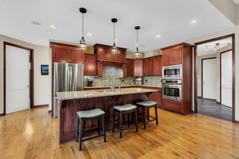 2 Creekside Ln, North Oaks, MN 55126