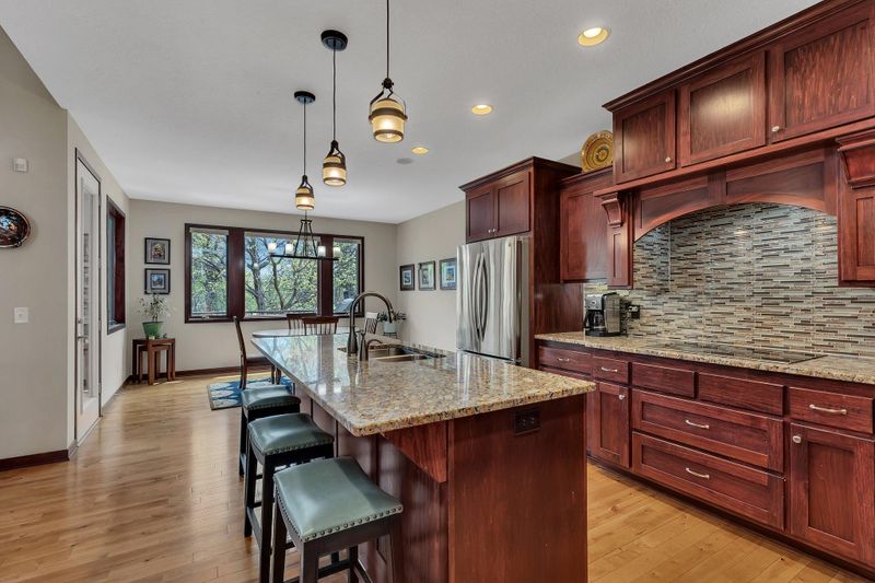 2 Creekside Ln, North Oaks, MN 55126