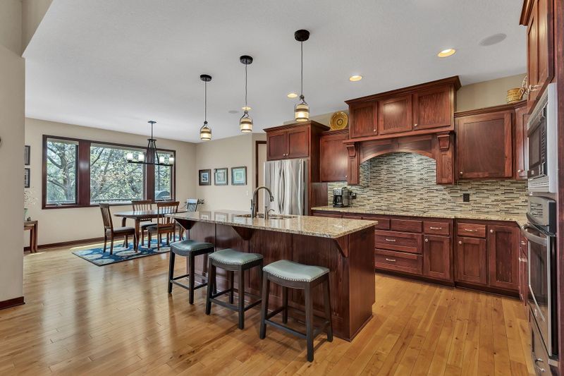 2 Creekside Ln, North Oaks, MN 55126