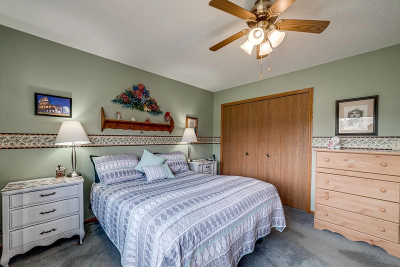 576 Donegal Cir, Roseville, MN 55126