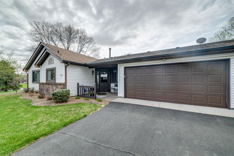 576 Donegal Cir, Roseville, MN 55126