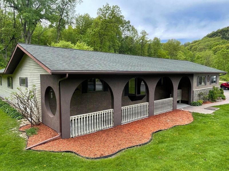 46922 Oak Hill Dr, La Crescent, MN 55947