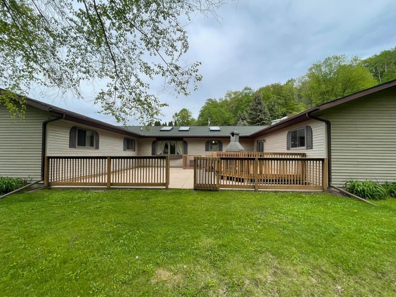 46922 Oak Hill Dr, La Crescent, MN 55947
