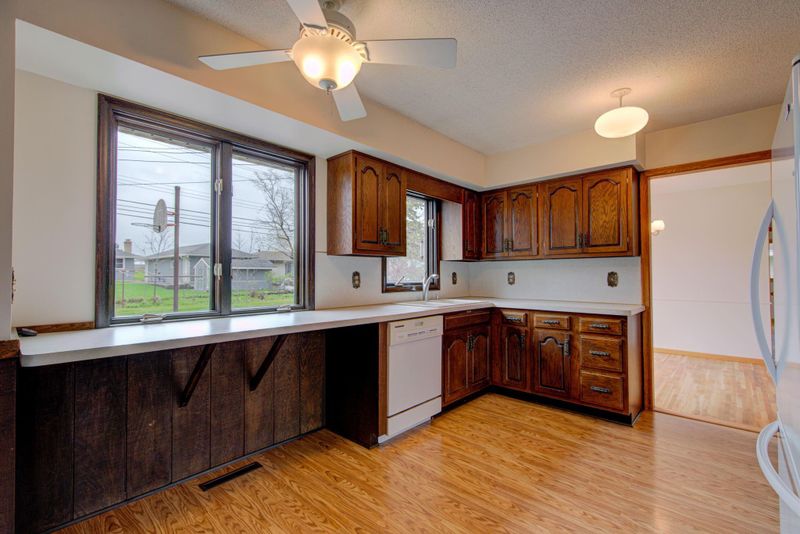 5957 6th St Ne NE, Fridley, MN 55432
