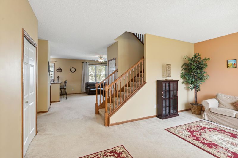 2121 Sandhill Dr, Shakopee, MN 55379