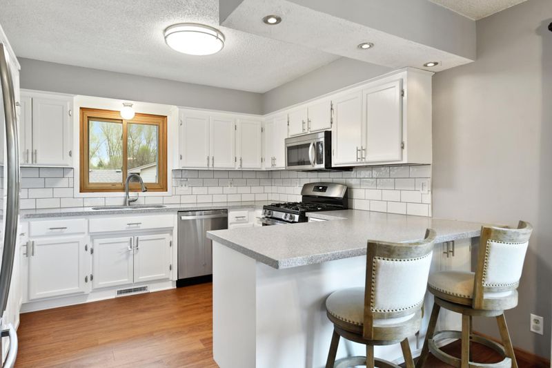 10628 Grant Dr, Eden Prairie, MN 55347