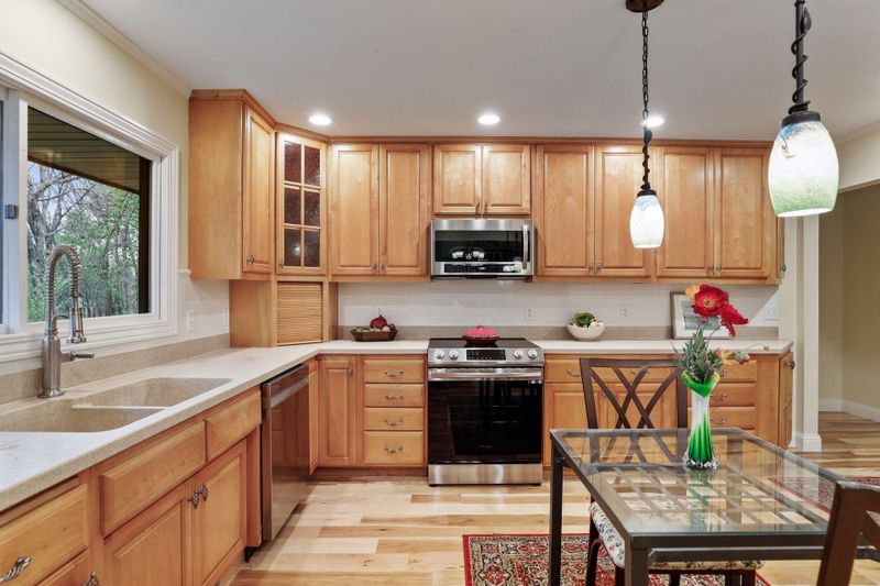 520 Robert Ct, Mahtomedi, MN 55115