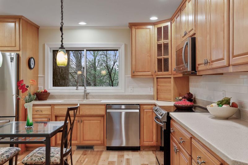 520 Robert Ct, Mahtomedi, MN 55115