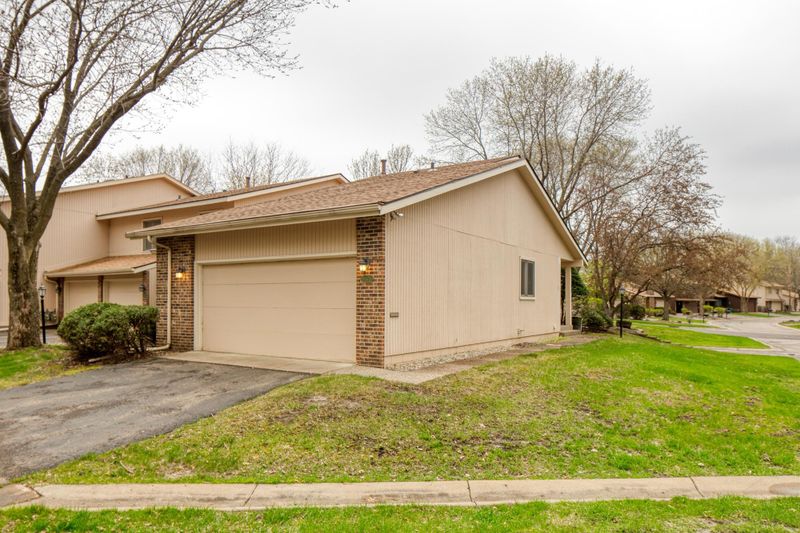 9375 Nesbitt Rd, Bloomington, MN 55437