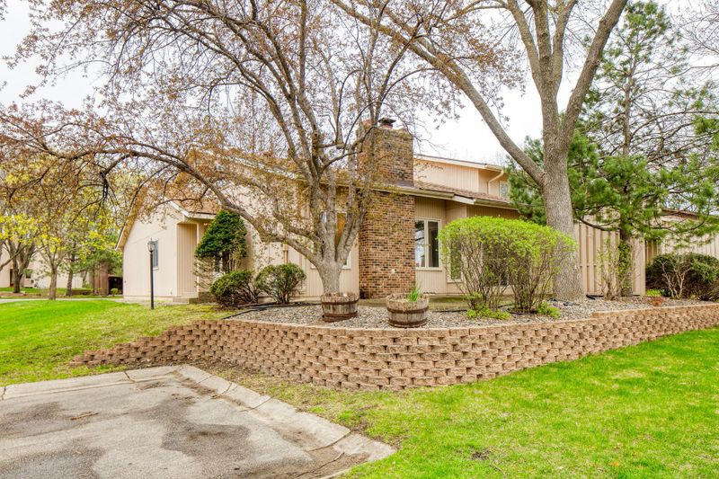 9375 Nesbitt Rd, Bloomington, MN 55437