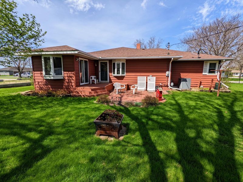 431 S 3rd St, Bird Island, MN 55310