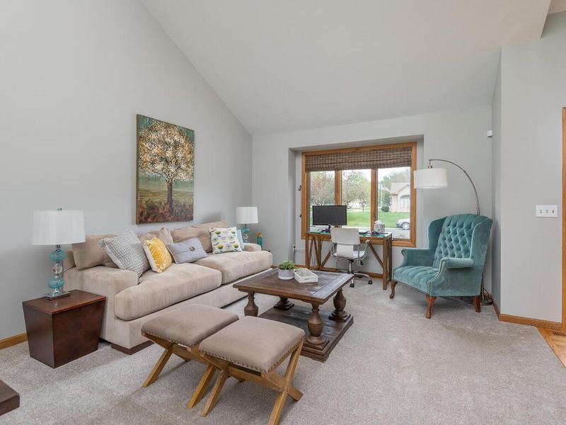 1194 Pioneer Ct, Shakopee, MN 55379
