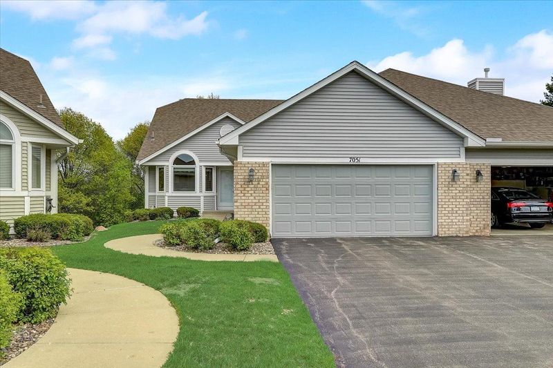 7051 Oak Pointe Curve, Bloomington, MN 55438