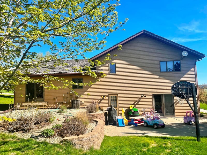 721 Valley View Ave, Chandler, MN 56122