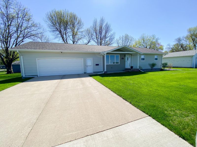 616 10th St, Gaylord, MN 55334