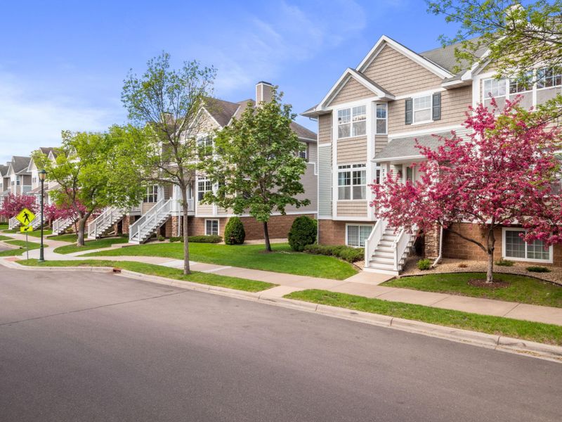2829 Arona St, Roseville, MN 55113