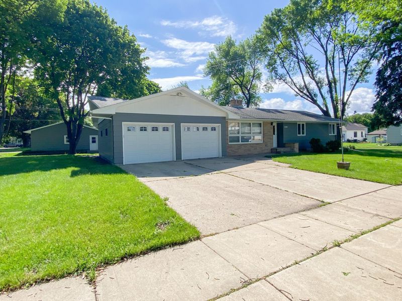 320 2nd St, Gaylord, MN 55334