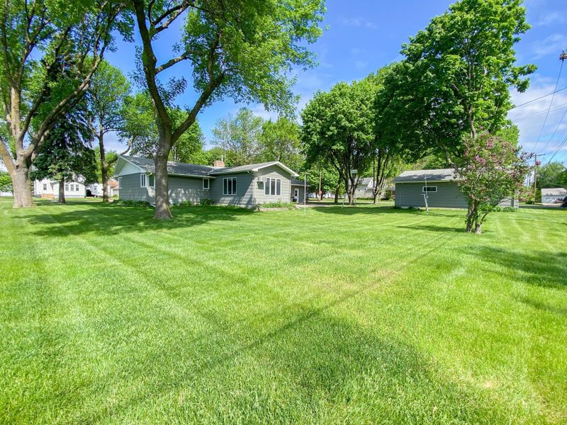 320 2nd St, Gaylord, MN 55334