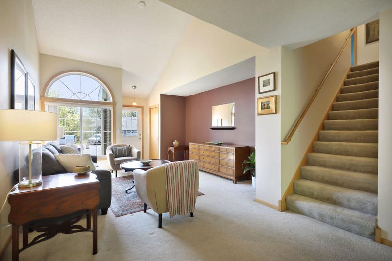 1323 Conservatory Ct, Saint Paul, MN 55117
