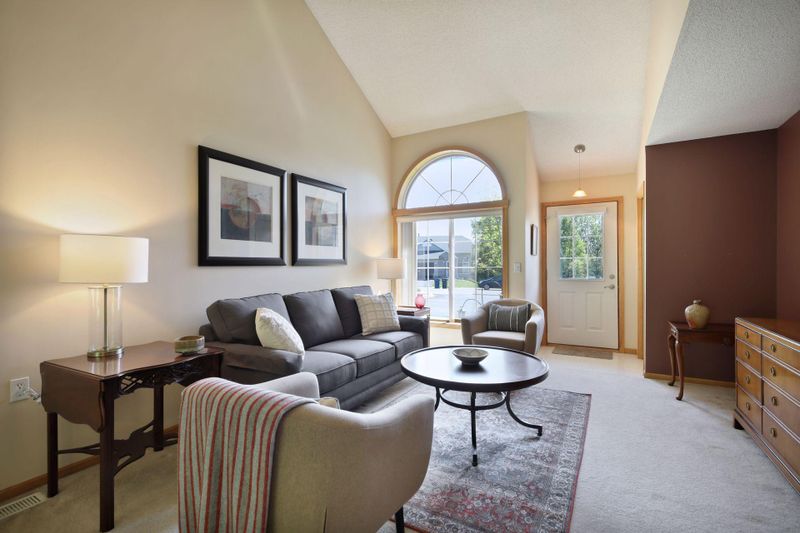 1323 Conservatory Ct, Saint Paul, MN 55117