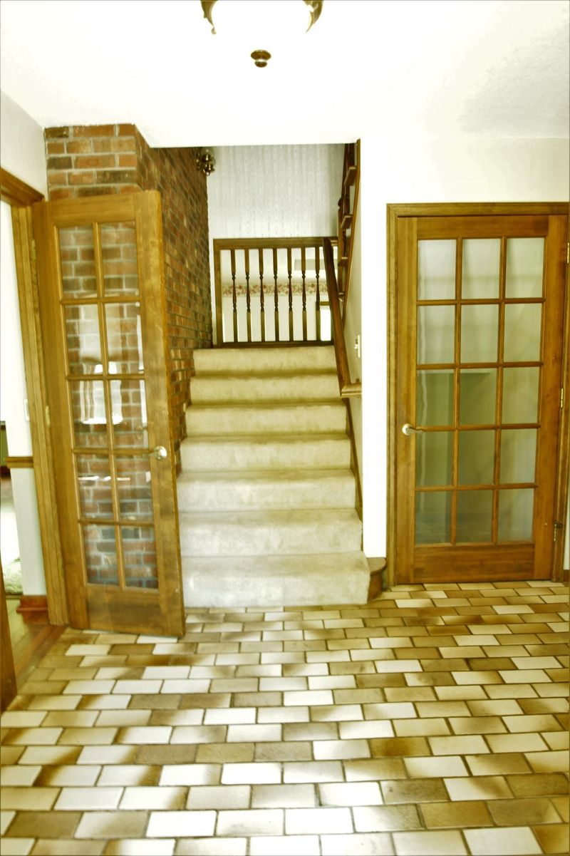 988 Stratford Rd, Mendota Heights, MN 55118