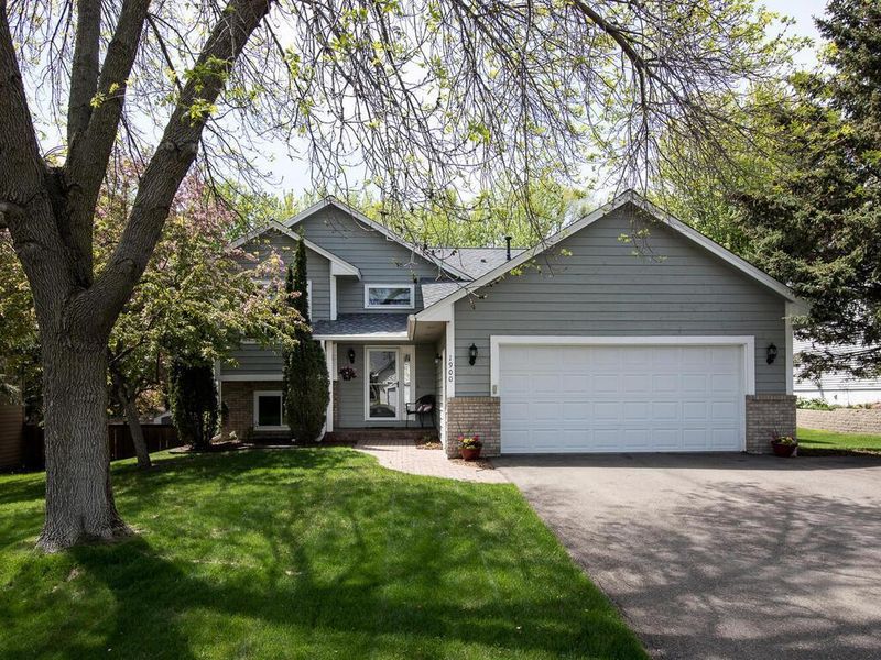 1900 Park Ridge Dr, Chaska, MN 55318